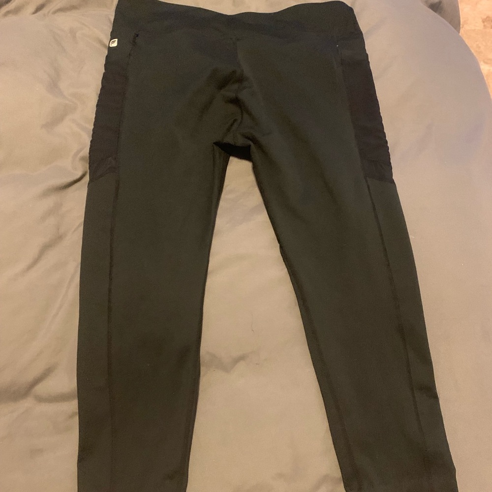 Fabletica Capris.  Size large.